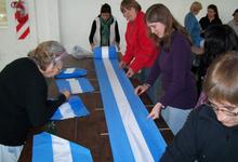 En el Centro de Oficios de la UNICEN, trabajan en el “banderazo” del barrio de Villa Aguirre
