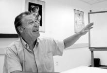 Merecido reconocimiento a dramaturgo y docente de Facultad de Arte